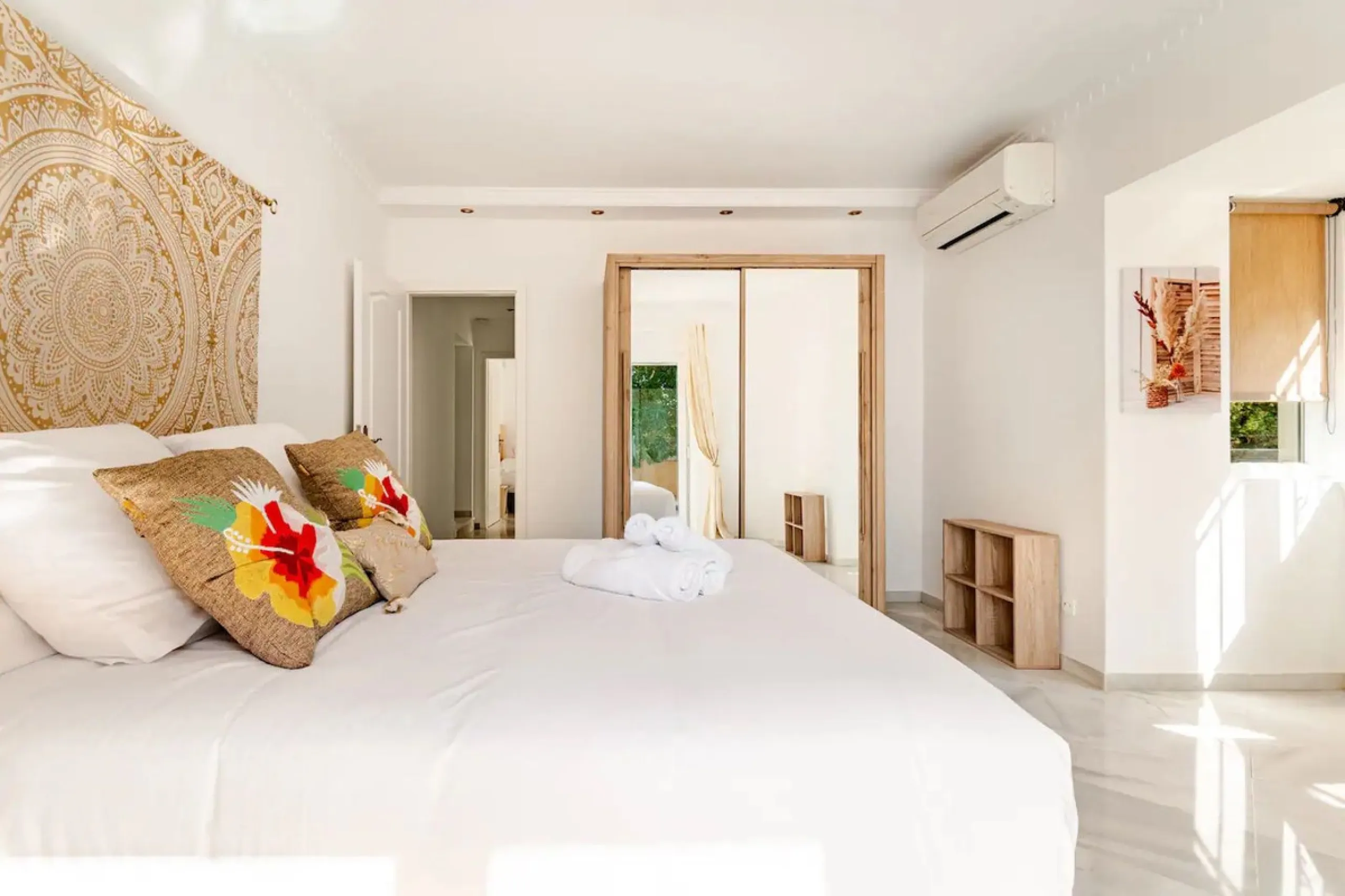 Beautiful Andalusian-style villa with 4 bedrooms in one of the best residential areas of Marbella, just a 5-minute walk from the Starlite Festival and a 10-minute drive from Puerto Banús, the town center, and the beach.