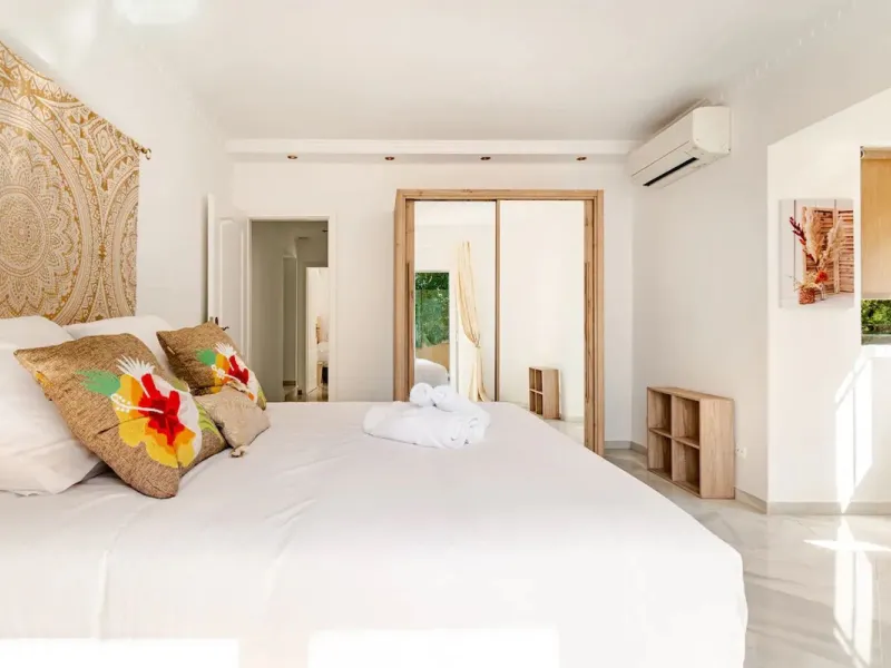 Beautiful Andalusian-style villa with 4 bedrooms in one of the best residential areas of Marbella, just a 5-minute walk from the Starlite Festival and a 10-minute drive from Puerto Banús, the town center, and the beach.
