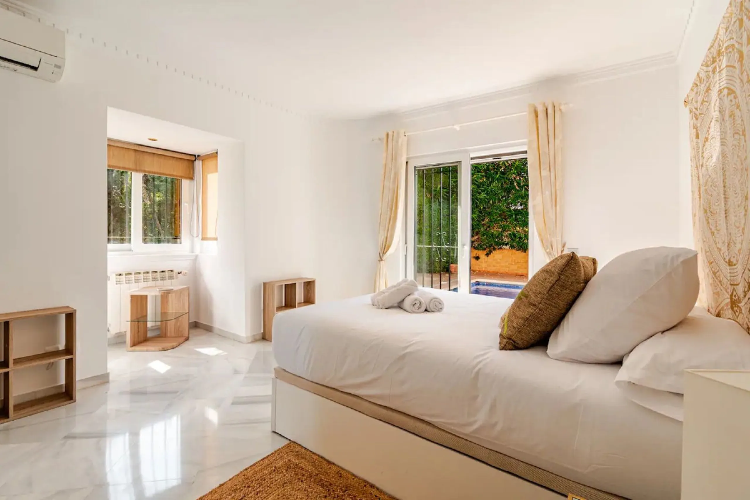 Beautiful Andalusian-style villa with 4 bedrooms in one of the best residential areas of Marbella, just a 5-minute walk from the Starlite Festival and a 10-minute drive from Puerto Banús, the town center, and the beach.