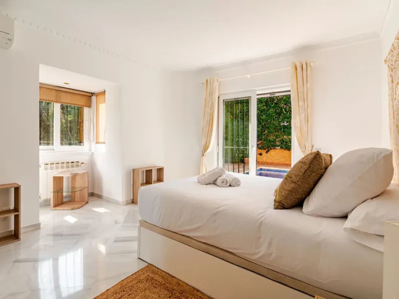 Beautiful Andalusian-style villa with 4 bedrooms in one of the best residential areas of Marbella, just a 5-minute walk from the Starlite Festival and a 10-minute drive from Puerto Banús, the town center, and the beach.