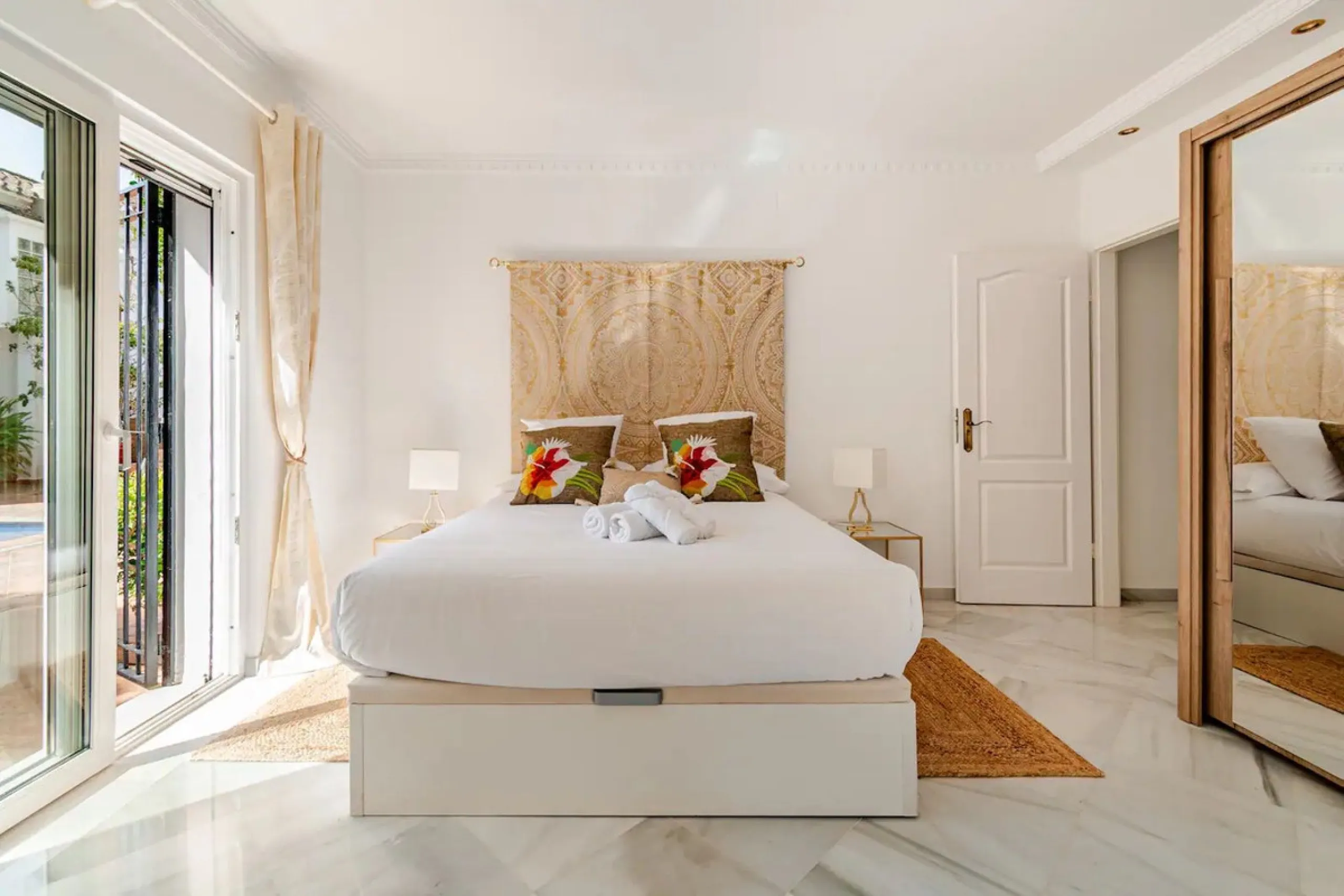 Beautiful Andalusian-style villa with 4 bedrooms in one of the best residential areas of Marbella, just a 5-minute walk from the Starlite Festival and a 10-minute drive from Puerto Banús, the town center, and the beach.