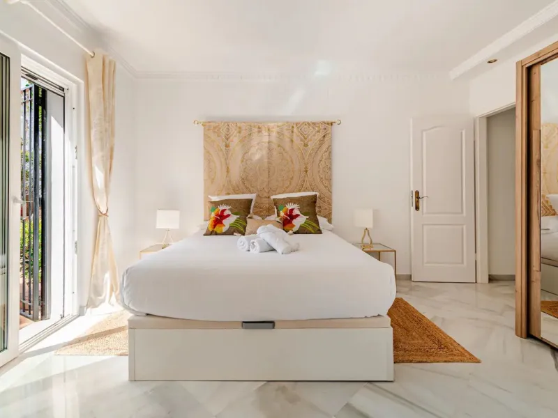 Beautiful Andalusian-style villa with 4 bedrooms in one of the best residential areas of Marbella, just a 5-minute walk from the Starlite Festival and a 10-minute drive from Puerto Banús, the town center, and the beach.