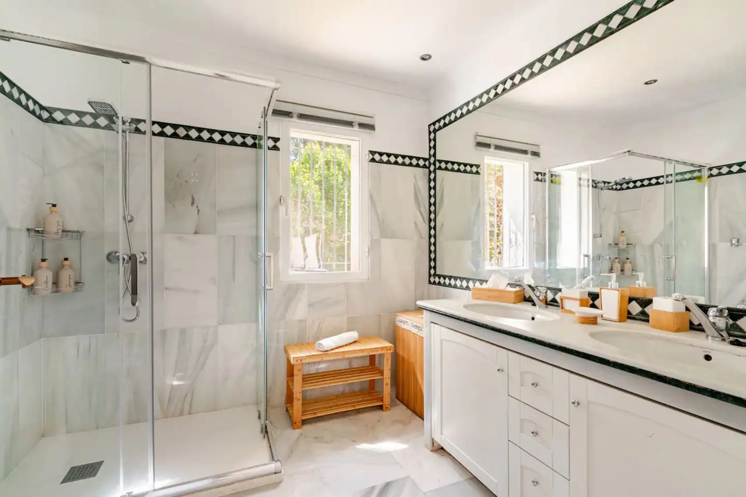 Beautiful Andalusian-style villa with 4 bedrooms in one of the best residential areas of Marbella, just a 5-minute walk from the Starlite Festival and a 10-minute drive from Puerto Banús, the town center, and the beach.