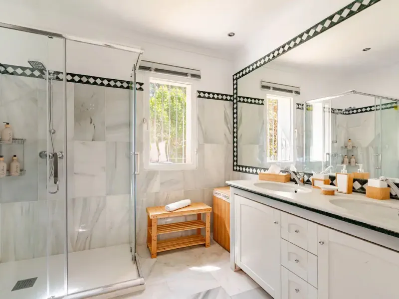 Beautiful Andalusian-style villa with 4 bedrooms in one of the best residential areas of Marbella, just a 5-minute walk from the Starlite Festival and a 10-minute drive from Puerto Banús, the town center, and the beach.