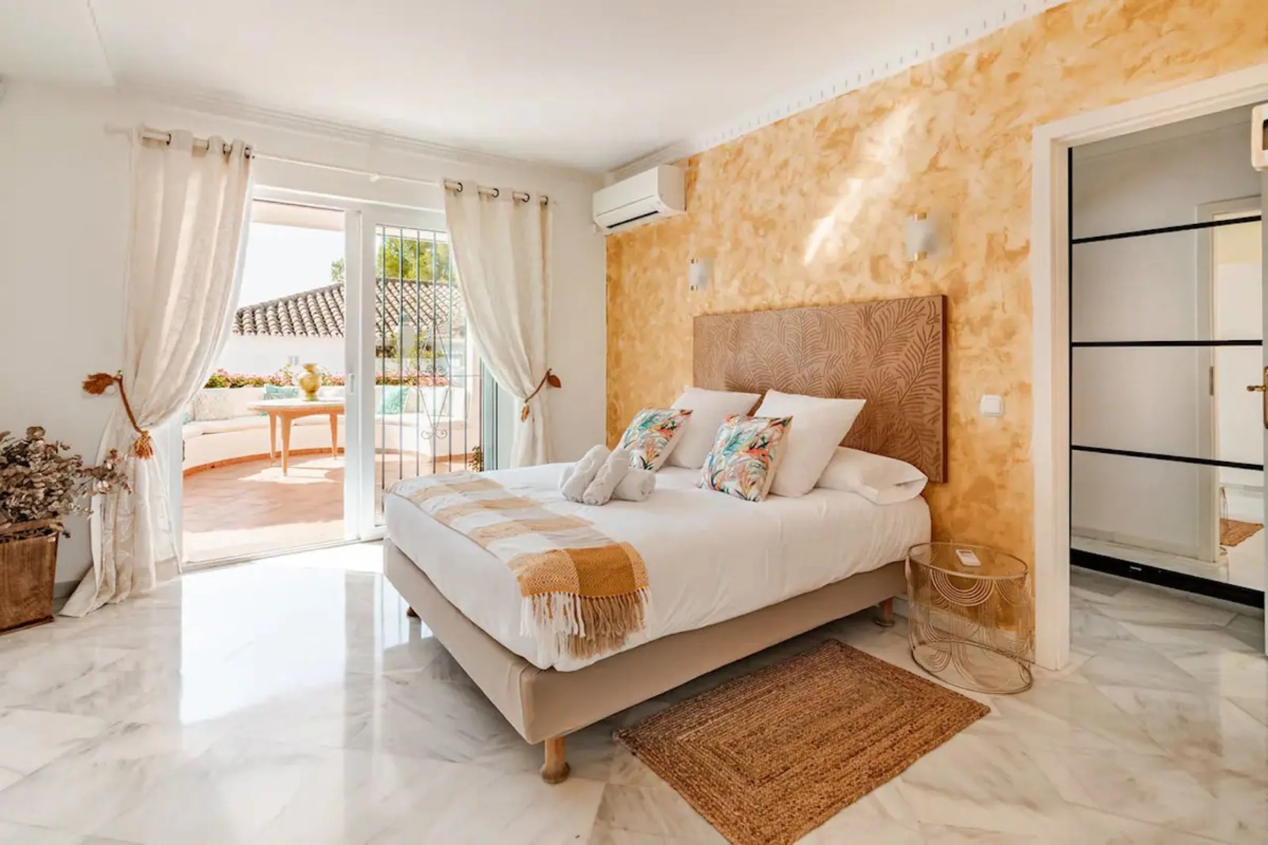 Beautiful Andalusian-style villa with 4 bedrooms in one of the best residential areas of Marbella, just a 5-minute walk from the Starlite Festival and a 10-minute drive from Puerto Banús, the town center, and the beach.