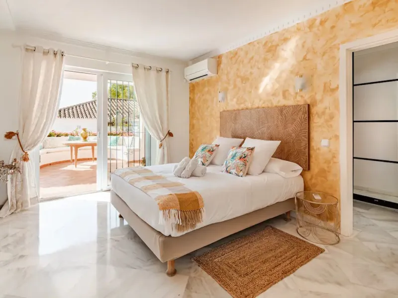 Beautiful Andalusian-style villa with 4 bedrooms in one of the best residential areas of Marbella, just a 5-minute walk from the Starlite Festival and a 10-minute drive from Puerto Banús, the town center, and the beach.