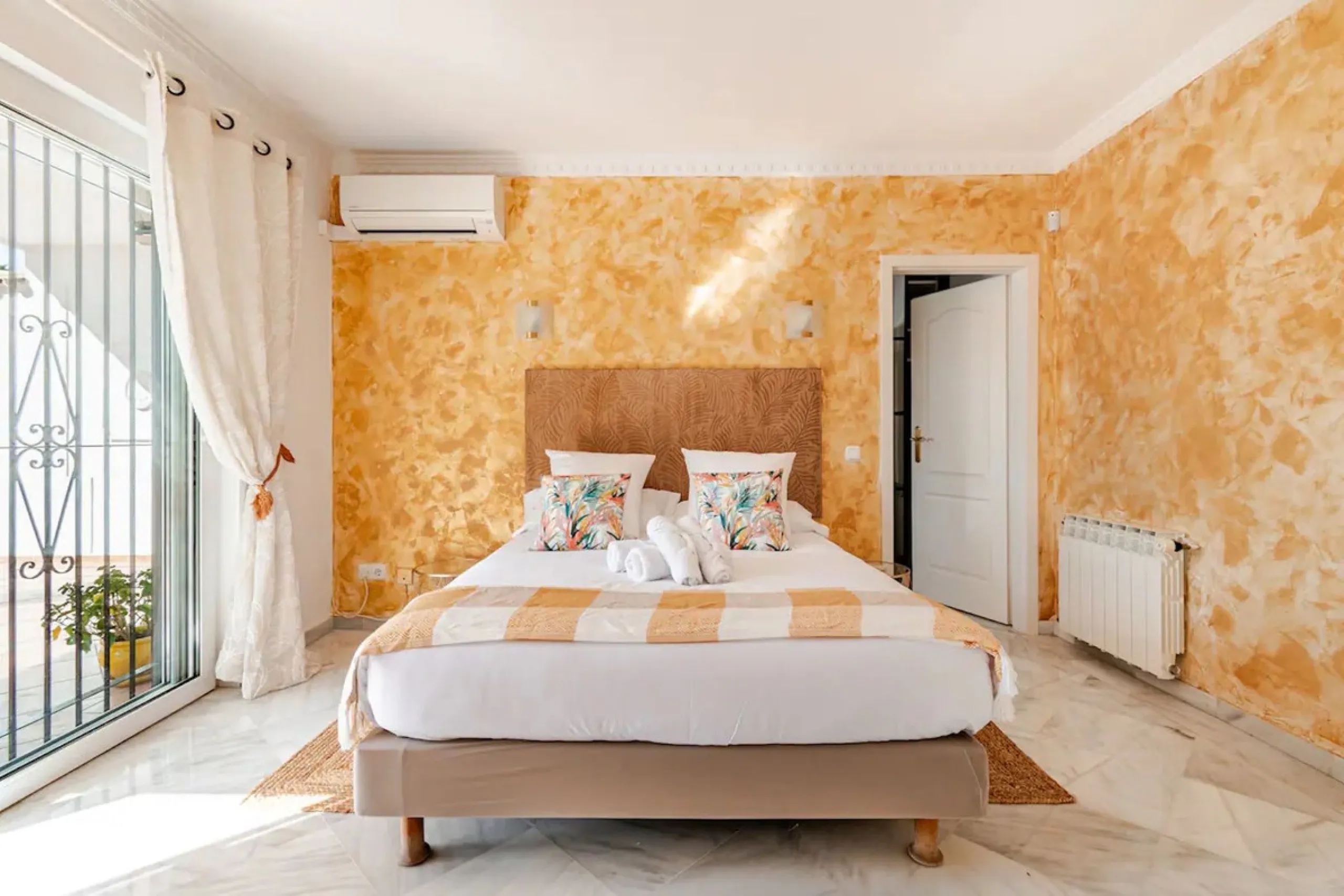 Beautiful Andalusian-style villa with 4 bedrooms in one of the best residential areas of Marbella, just a 5-minute walk from the Starlite Festival and a 10-minute drive from Puerto Banús, the town center, and the beach.