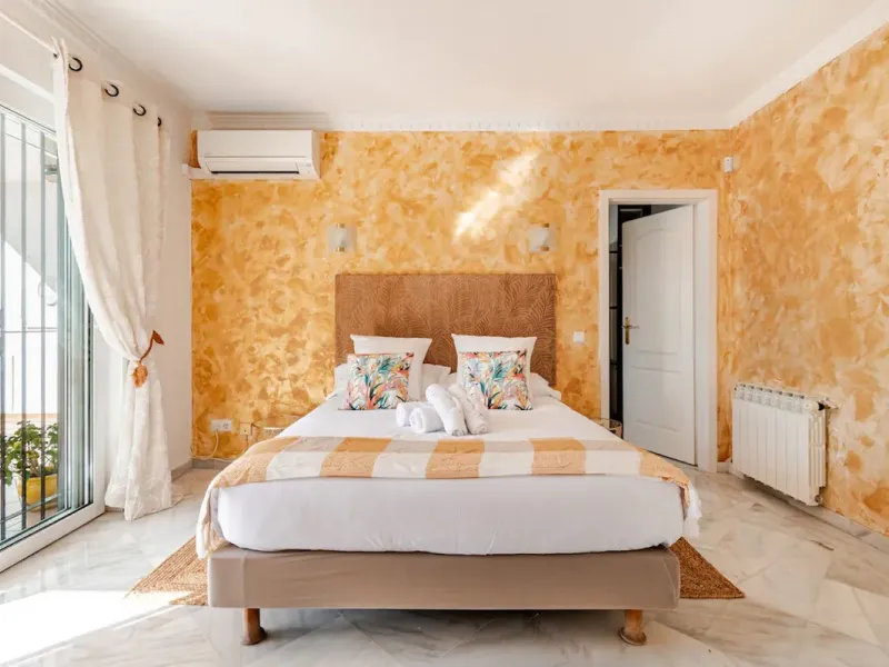 Beautiful Andalusian-style villa with 4 bedrooms in one of the best residential areas of Marbella, just a 5-minute walk from the Starlite Festival and a 10-minute drive from Puerto Banús, the town center, and the beach.