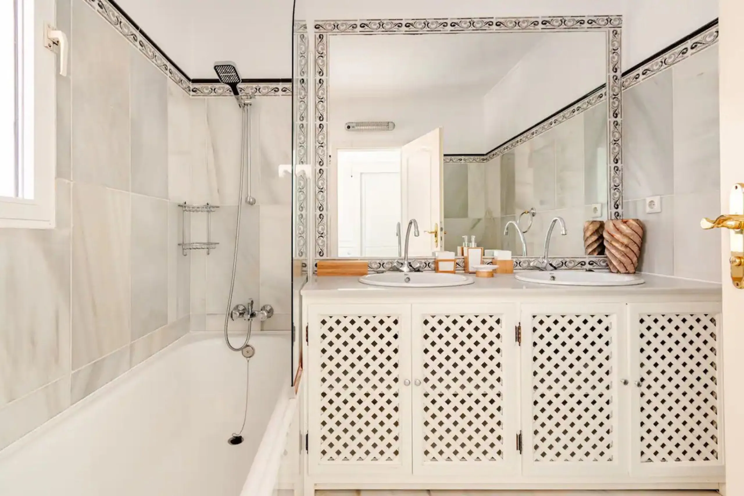 Beautiful Andalusian-style villa with 4 bedrooms in one of the best residential areas of Marbella, just a 5-minute walk from the Starlite Festival and a 10-minute drive from Puerto Banús, the town center, and the beach.