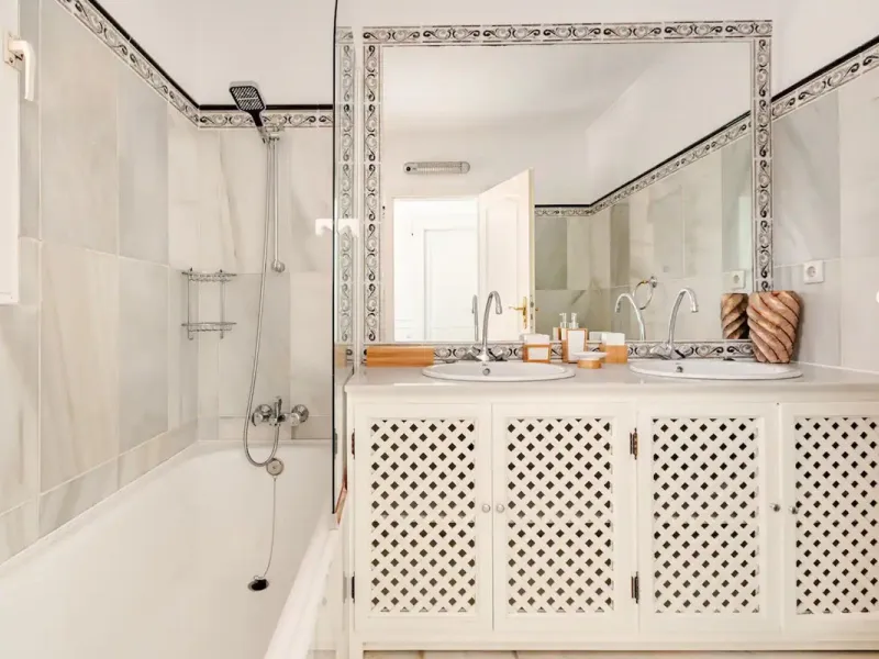 Beautiful Andalusian-style villa with 4 bedrooms in one of the best residential areas of Marbella, just a 5-minute walk from the Starlite Festival and a 10-minute drive from Puerto Banús, the town center, and the beach.