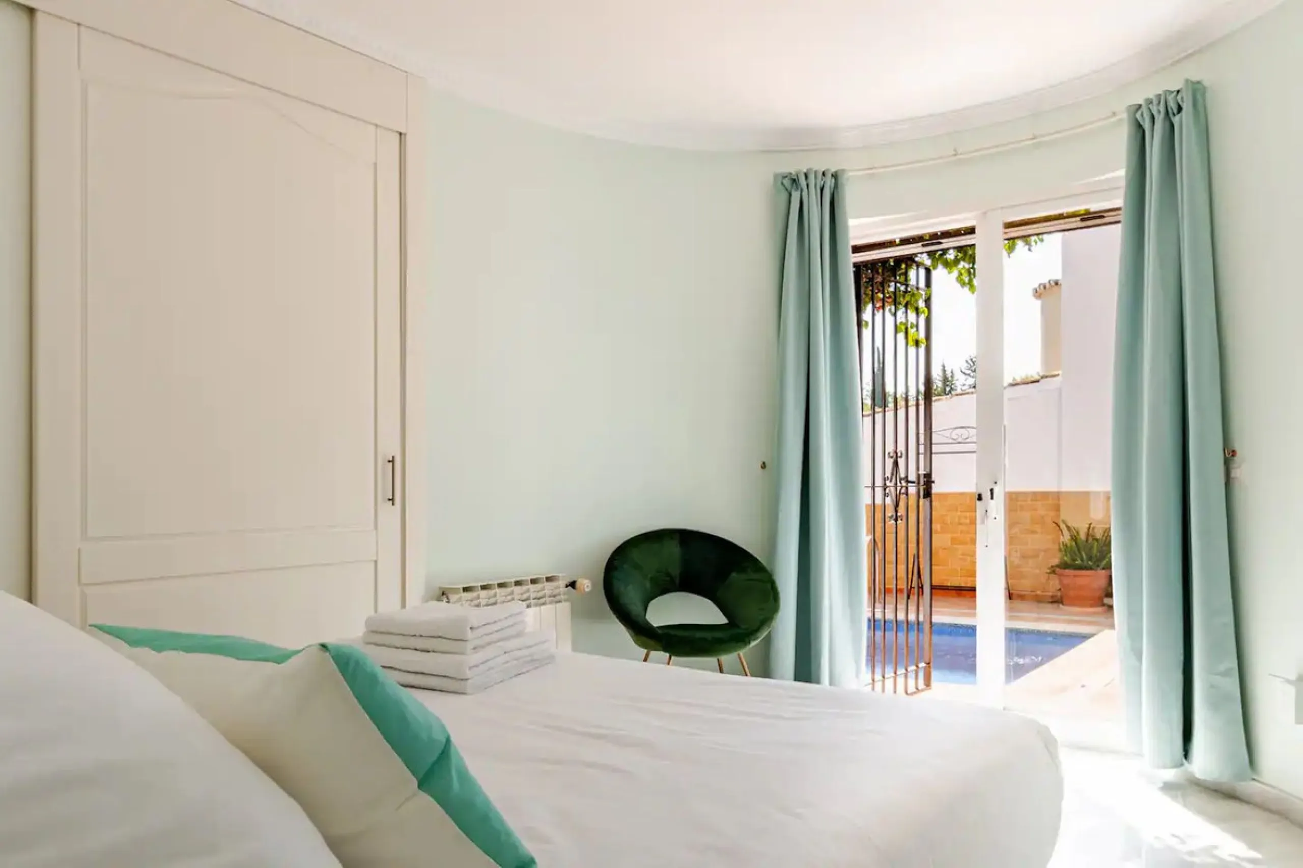 Beautiful Andalusian-style villa with 4 bedrooms in one of the best residential areas of Marbella, just a 5-minute walk from the Starlite Festival and a 10-minute drive from Puerto Banús, the town center, and the beach.