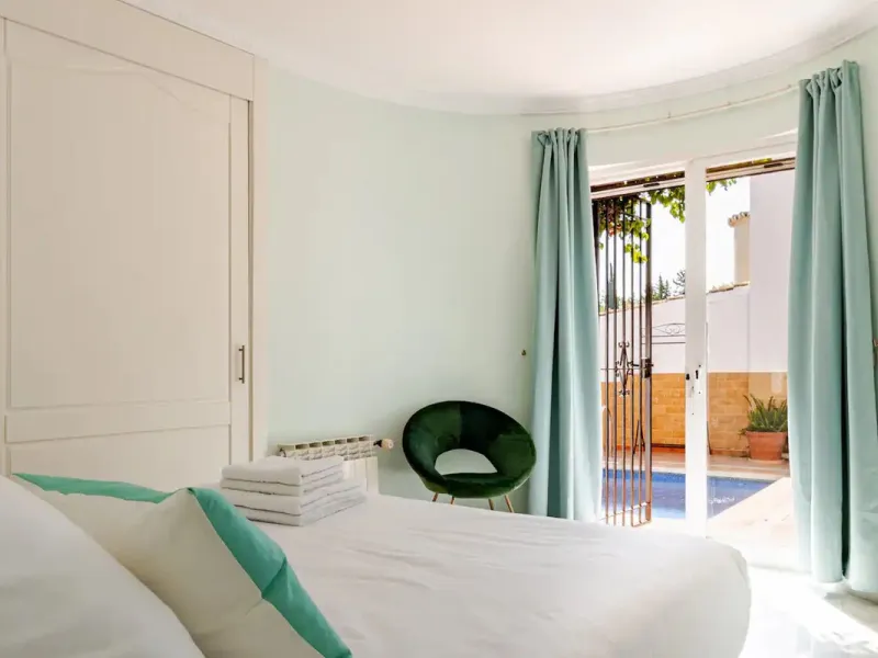 Beautiful Andalusian-style villa with 4 bedrooms in one of the best residential areas of Marbella, just a 5-minute walk from the Starlite Festival and a 10-minute drive from Puerto Banús, the town center, and the beach.
