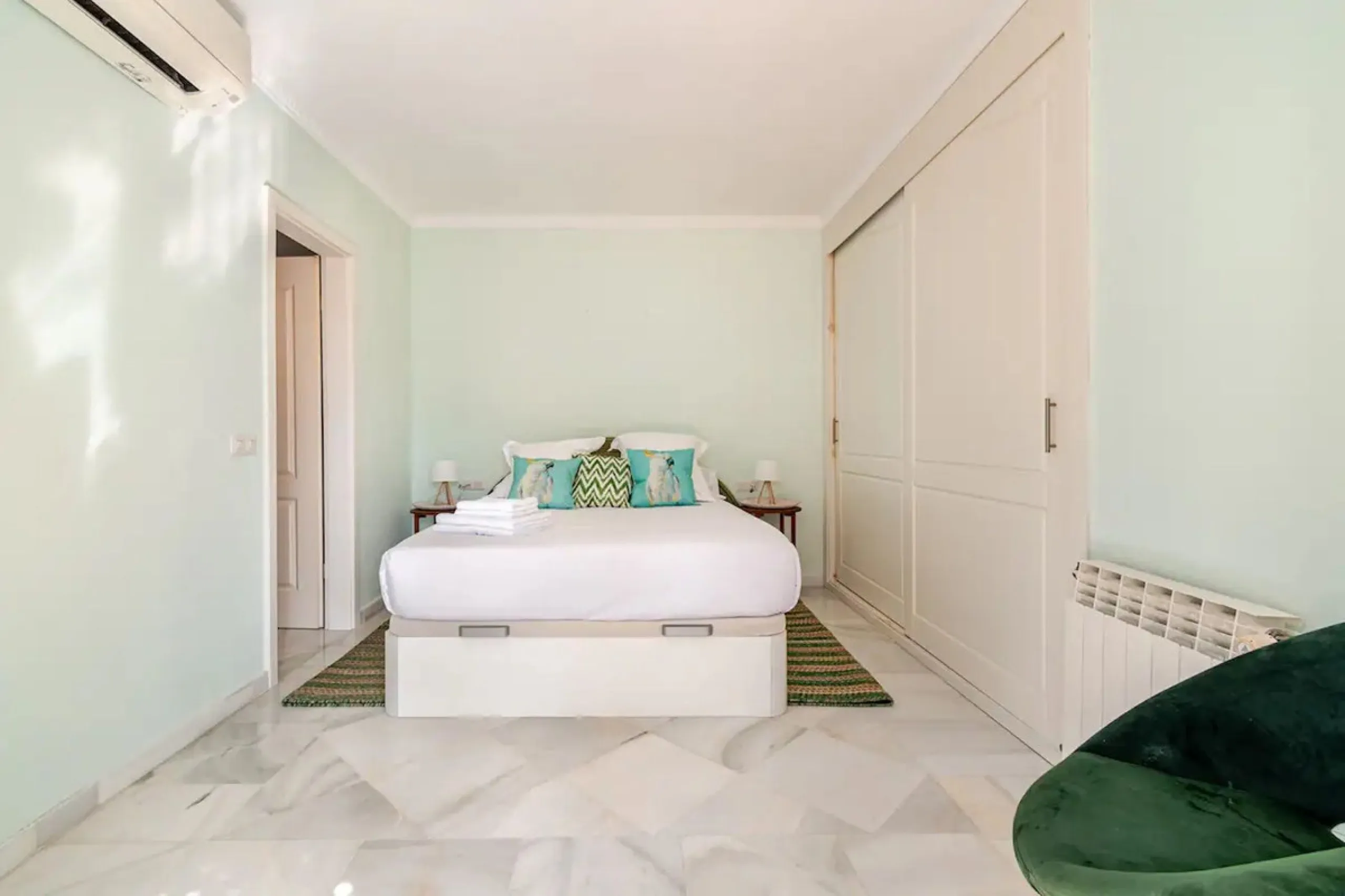 Beautiful Andalusian-style villa with 4 bedrooms in one of the best residential areas of Marbella, just a 5-minute walk from the Starlite Festival and a 10-minute drive from Puerto Banús, the town center, and the beach.