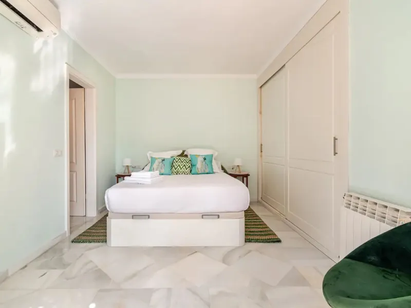 Beautiful Andalusian-style villa with 4 bedrooms in one of the best residential areas of Marbella, just a 5-minute walk from the Starlite Festival and a 10-minute drive from Puerto Banús, the town center, and the beach.