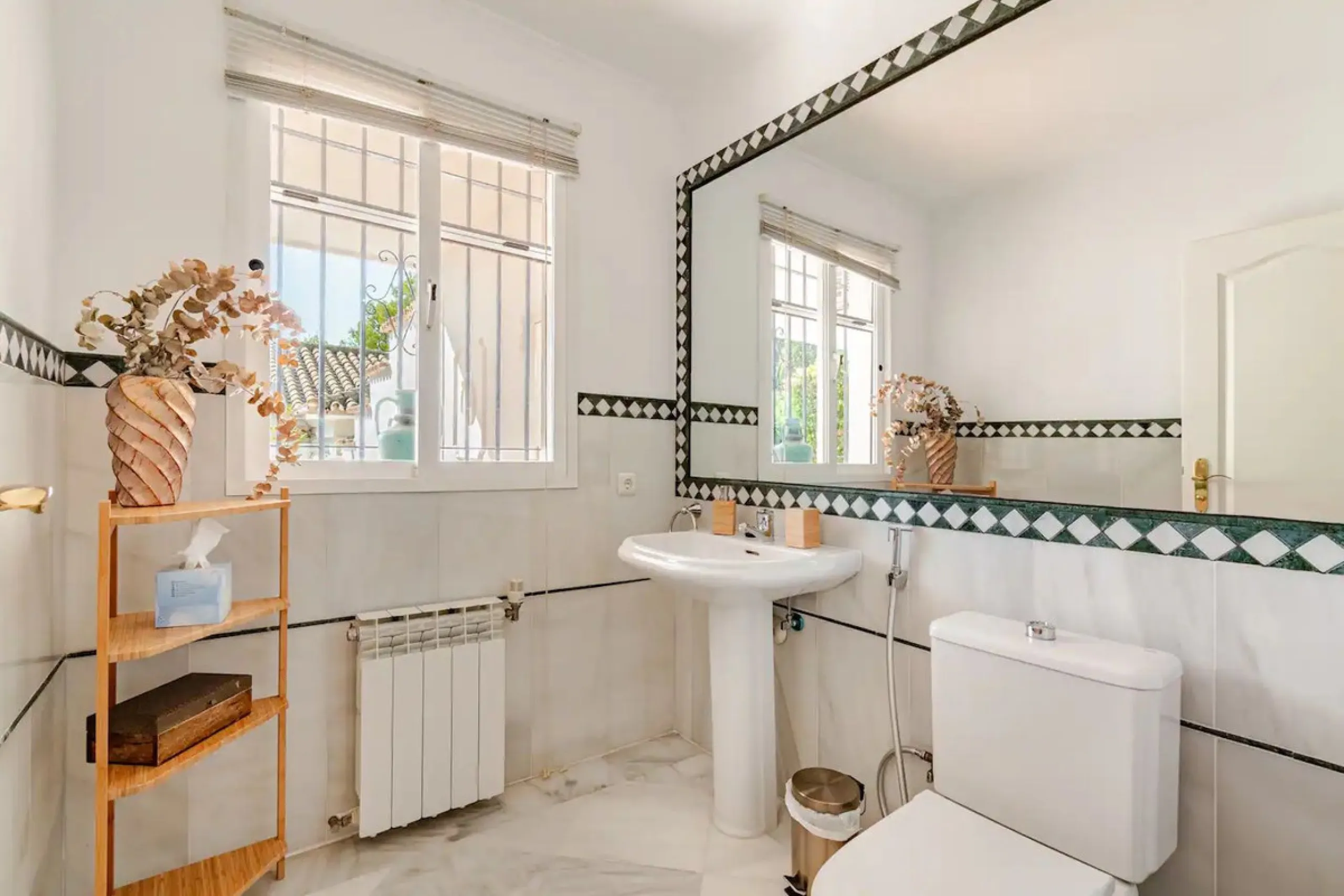 Beautiful Andalusian-style villa with 4 bedrooms in one of the best residential areas of Marbella, just a 5-minute walk from the Starlite Festival and a 10-minute drive from Puerto Banús, the town center, and the beach.