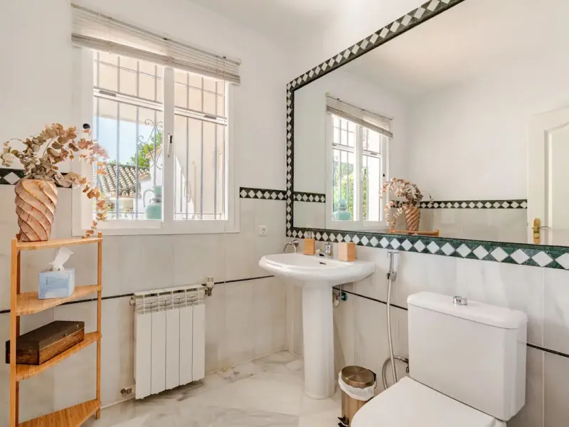 Beautiful Andalusian-style villa with 4 bedrooms in one of the best residential areas of Marbella, just a 5-minute walk from the Starlite Festival and a 10-minute drive from Puerto Banús, the town center, and the beach.