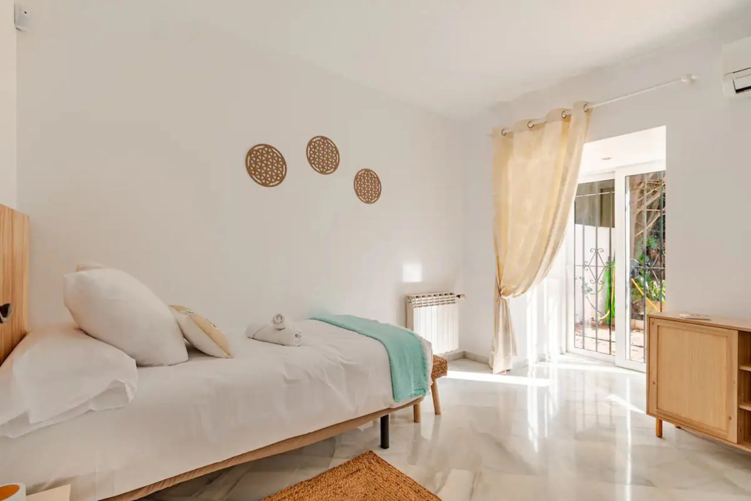 Beautiful Andalusian-style villa with 4 bedrooms in one of the best residential areas of Marbella, just a 5-minute walk from the Starlite Festival and a 10-minute drive from Puerto Banús, the town center, and the beach.