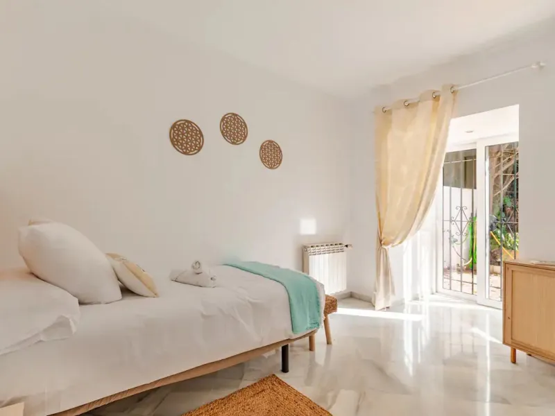 Beautiful Andalusian-style villa with 4 bedrooms in one of the best residential areas of Marbella, just a 5-minute walk from the Starlite Festival and a 10-minute drive from Puerto Banús, the town center, and the beach.
