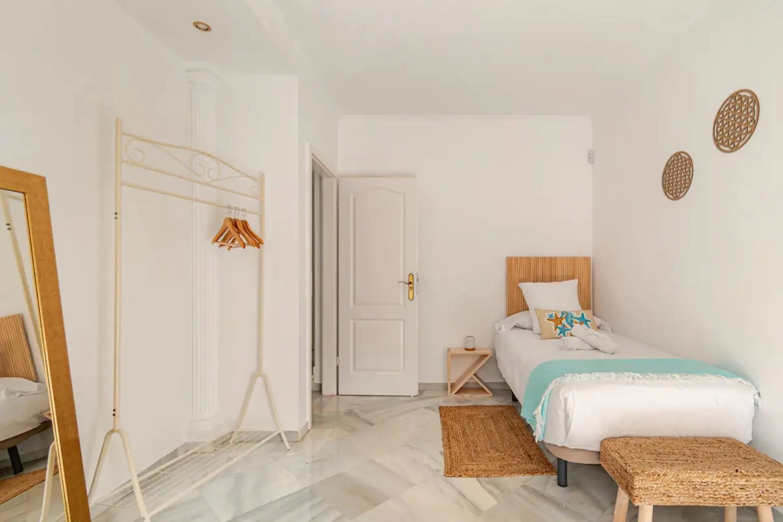 Beautiful Andalusian-style villa with 4 bedrooms in one of the best residential areas of Marbella, just a 5-minute walk from the Starlite Festival and a 10-minute drive from Puerto Banús, the town center, and the beach.