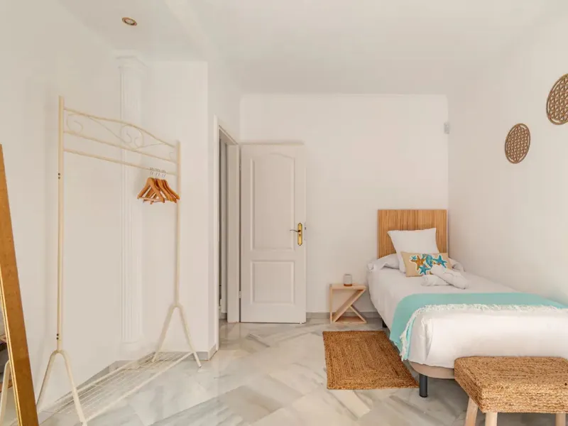 Beautiful Andalusian-style villa with 4 bedrooms in one of the best residential areas of Marbella, just a 5-minute walk from the Starlite Festival and a 10-minute drive from Puerto Banús, the town center, and the beach.
