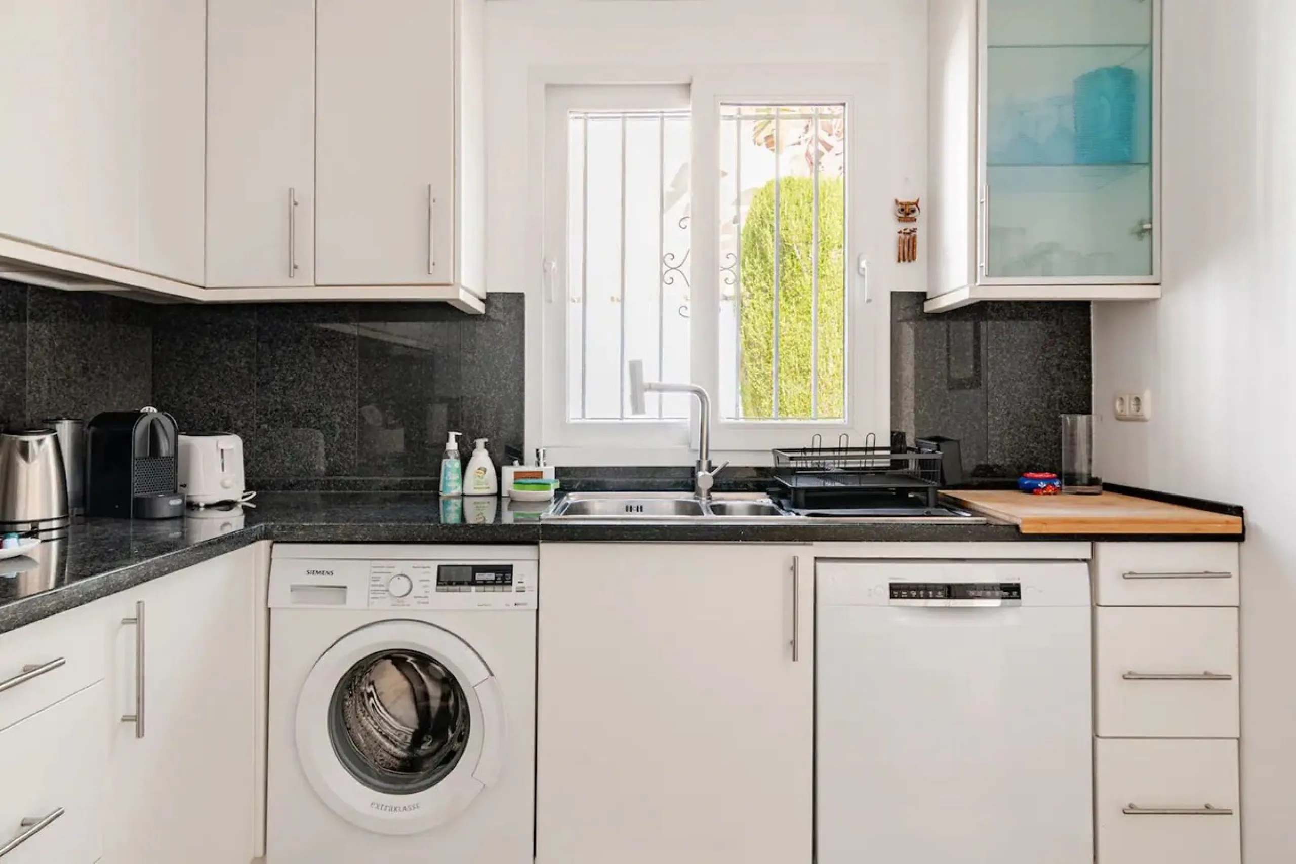 Beautiful Andalusian-style villa with 4 bedrooms in one of the best residential areas of Marbella, just a 5-minute walk from the Starlite Festival and a 10-minute drive from Puerto Banús, the town center, and the beach.