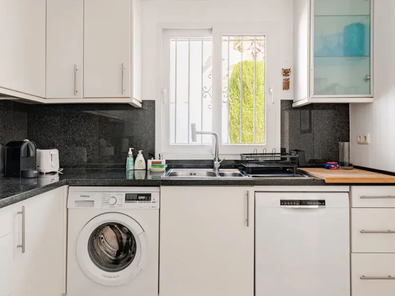 Beautiful Andalusian-style villa with 4 bedrooms in one of the best residential areas of Marbella, just a 5-minute walk from the Starlite Festival and a 10-minute drive from Puerto Banús, the town center, and the beach.