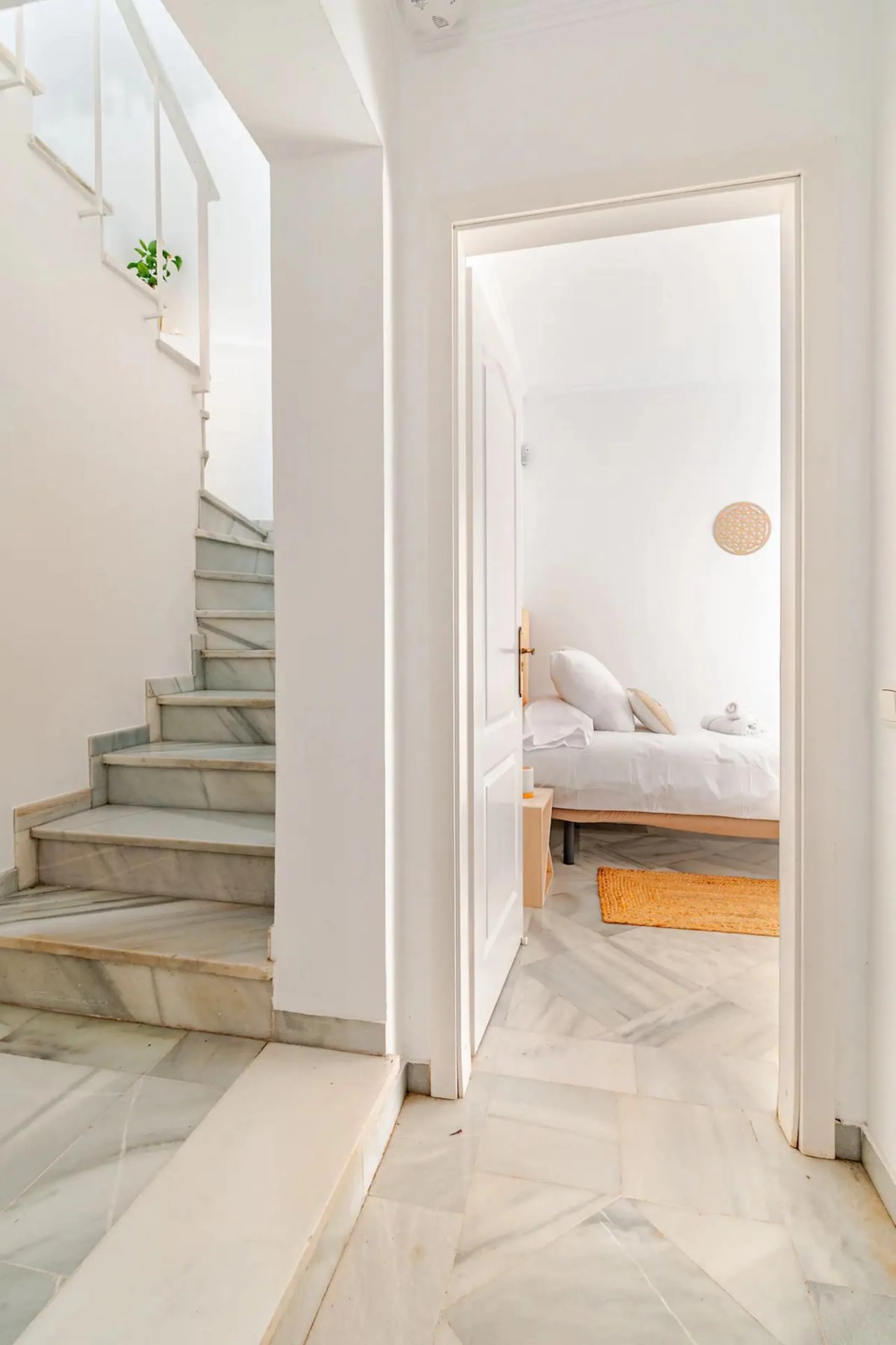 Beautiful Andalusian-style villa with 4 bedrooms in one of the best residential areas of Marbella, just a 5-minute walk from the Starlite Festival and a 10-minute drive from Puerto Banús, the town center, and the beach.