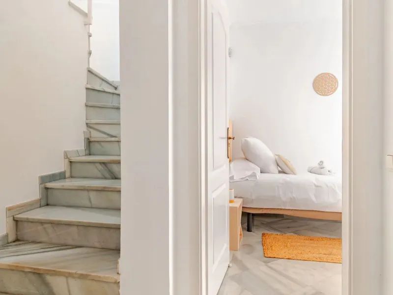 Beautiful Andalusian-style villa with 4 bedrooms in one of the best residential areas of Marbella, just a 5-minute walk from the Starlite Festival and a 10-minute drive from Puerto Banús, the town center, and the beach.