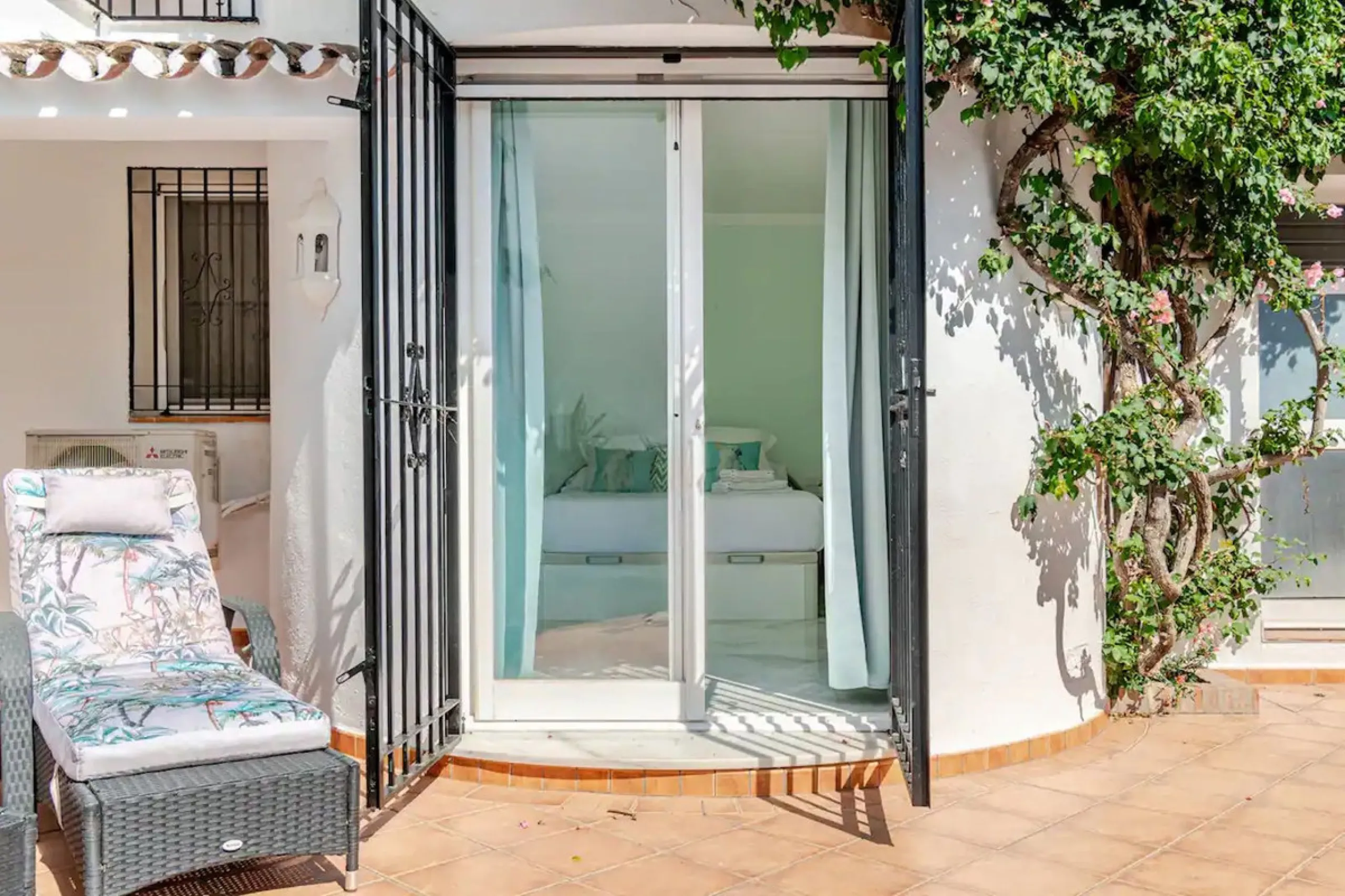 Beautiful Andalusian-style villa with 4 bedrooms in one of the best residential areas of Marbella, just a 5-minute walk from the Starlite Festival and a 10-minute drive from Puerto Banús, the town center, and the beach.