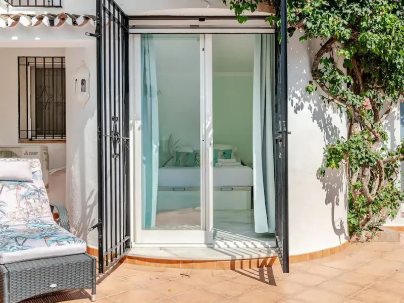 Beautiful Andalusian-style villa with 4 bedrooms in one of the best residential areas of Marbella, just a 5-minute walk from the Starlite Festival and a 10-minute drive from Puerto Banús, the town center, and the beach.