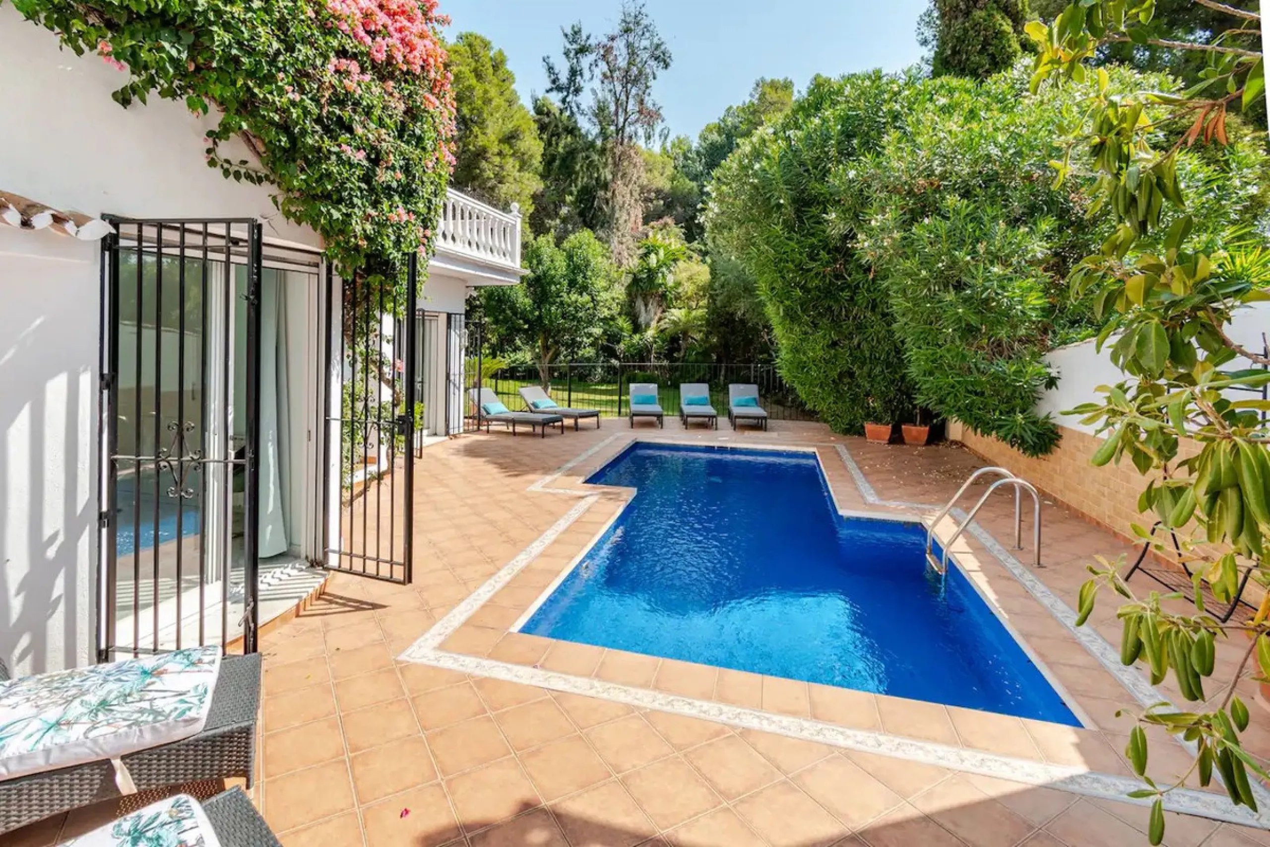 Beautiful Andalusian-style villa with 4 bedrooms in one of the best residential areas of Marbella, just a 5-minute walk from the Starlite Festival and a 10-minute drive from Puerto Banús, the town center, and the beach.