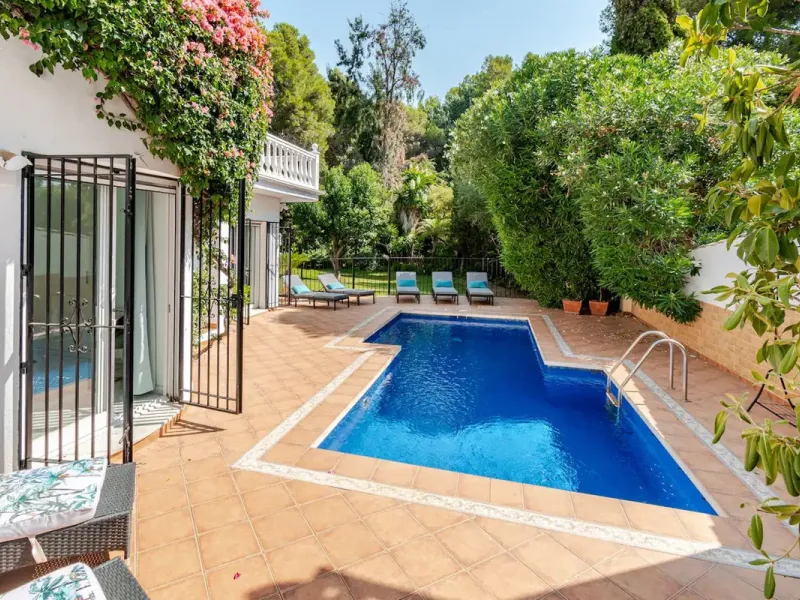 Beautiful Andalusian-style villa with 4 bedrooms in one of the best residential areas of Marbella, just a 5-minute walk from the Starlite Festival and a 10-minute drive from Puerto Banús, the town center, and the beach.