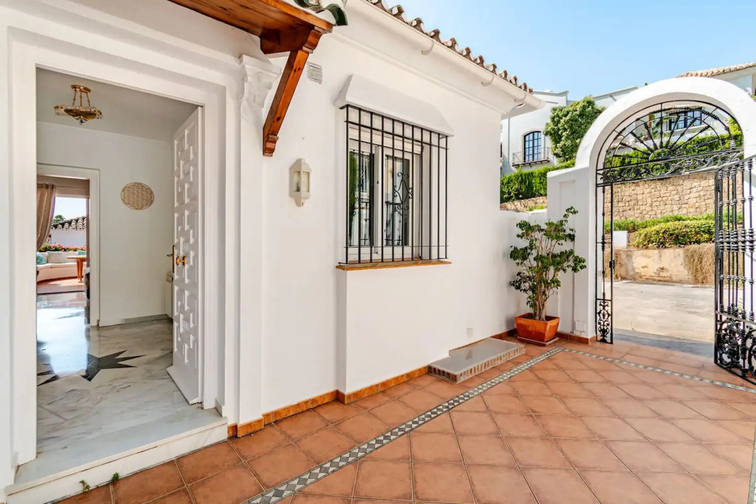 Beautiful Andalusian-style villa with 4 bedrooms in one of the best residential areas of Marbella, just a 5-minute walk from the Starlite Festival and a 10-minute drive from Puerto Banús, the town center, and the beach.