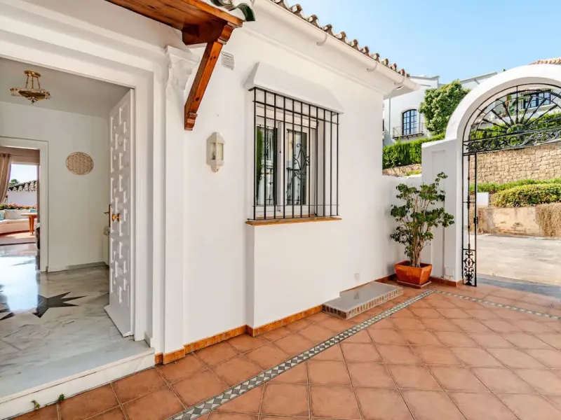 Beautiful Andalusian-style villa with 4 bedrooms in one of the best residential areas of Marbella, just a 5-minute walk from the Starlite Festival and a 10-minute drive from Puerto Banús, the town center, and the beach.