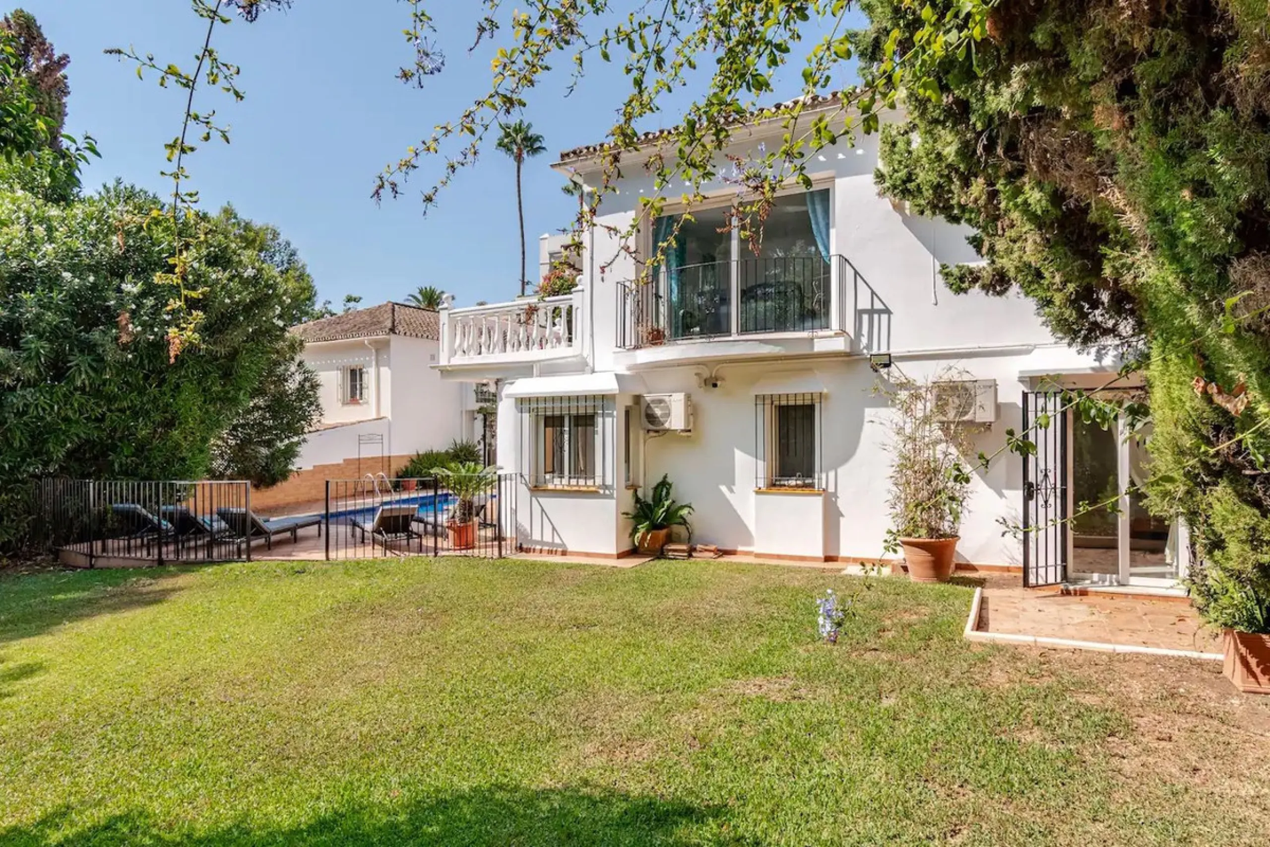 Beautiful Andalusian-style villa with 4 bedrooms in one of the best residential areas of Marbella, just a 5-minute walk from the Starlite Festival and a 10-minute drive from Puerto Banús, the town center, and the beach.