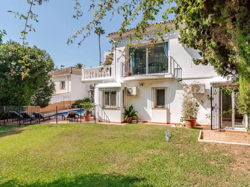 Beautiful Andalusian-style villa with 4 bedrooms in one of the best residential areas of Marbella, just a 5-minute walk from the Starlite Festival and a 10-minute drive from Puerto Banús, the town center, and the beach.