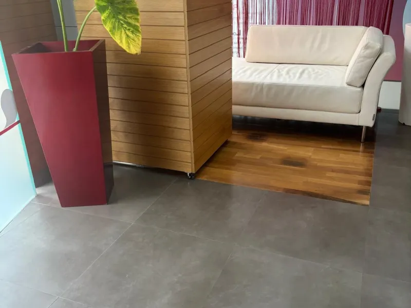 Unique opportunity in the heart of Benalmádena! This impressive commercial premises for sale, located in Arroyo de la Miel, offers a constructed area of 170 m² and is situated in a high-demand area. With excellent quality furniture and decoration, this sp