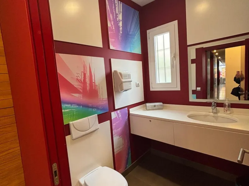 Commercial - Office в продаже в Benalmadena, Málaga. В доме 1 спален и 1 ванных комнат. Площадь дома 170 м²
