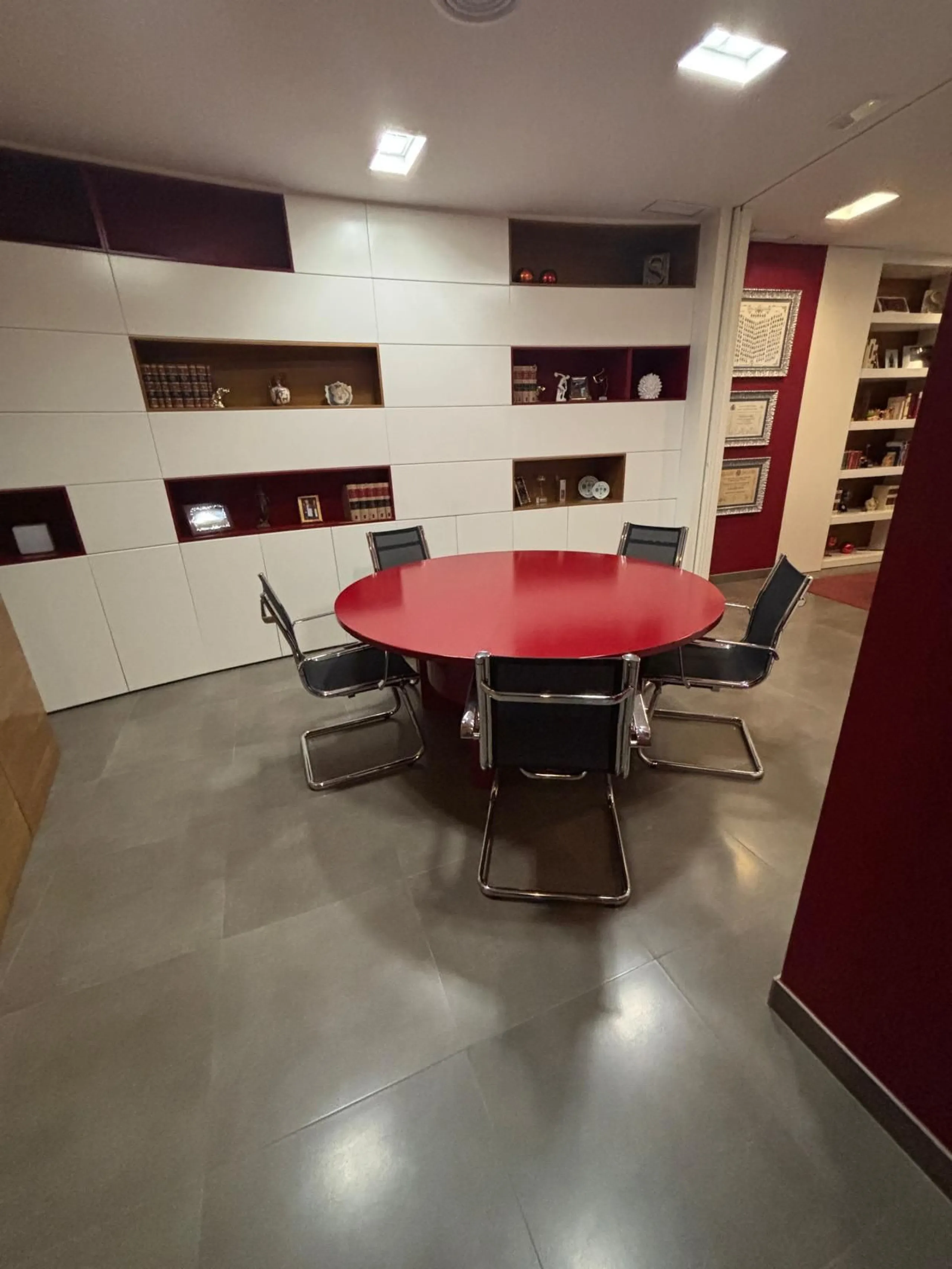 Commercial - Office в продаже в Benalmadena, Málaga. В доме 1 спален и 1 ванных комнат. Площадь дома 170 м²