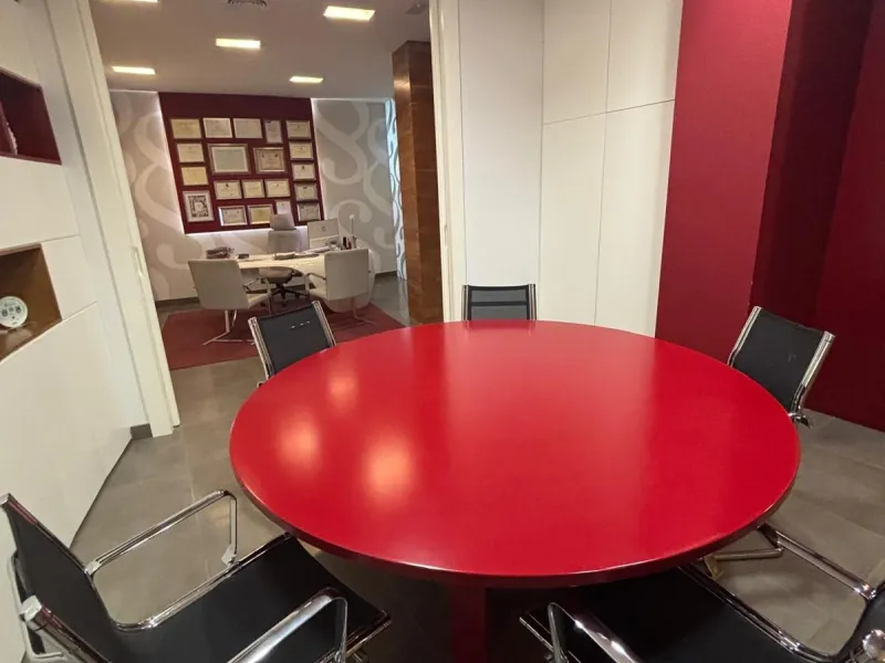 Commercial - Office в продаже в Benalmadena, Málaga. В доме 1 спален и 1 ванных комнат. Площадь дома 170 м²