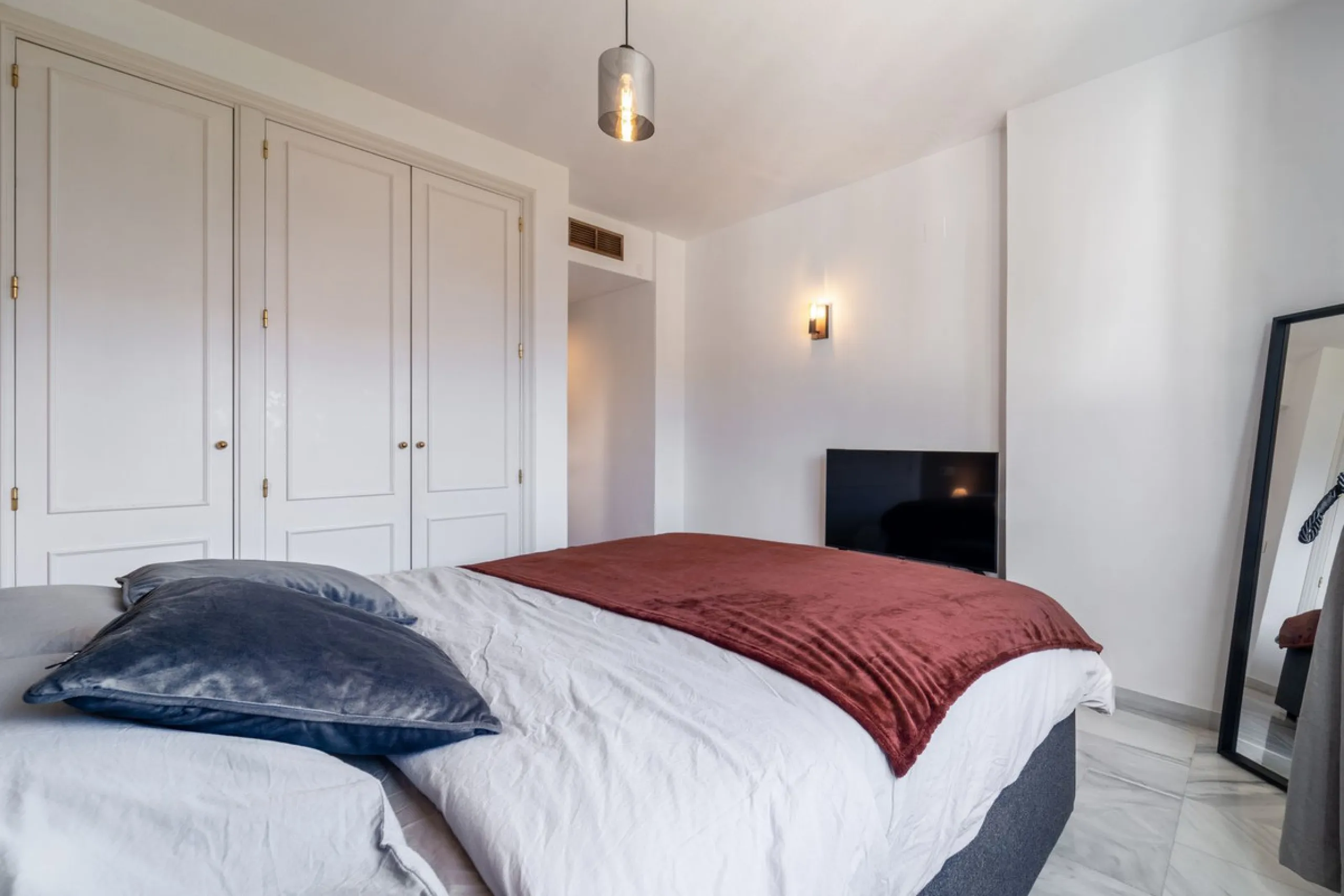 Located in the prestigious area of Nagüeles, Marbella, this elegant 3-bedroom, 3-bathroom duplex apartment occupies the first and second (top) floors of the sought-after Urb. Pueblo Bermejo, offering privacy, comfort, and an exceptional residential settin