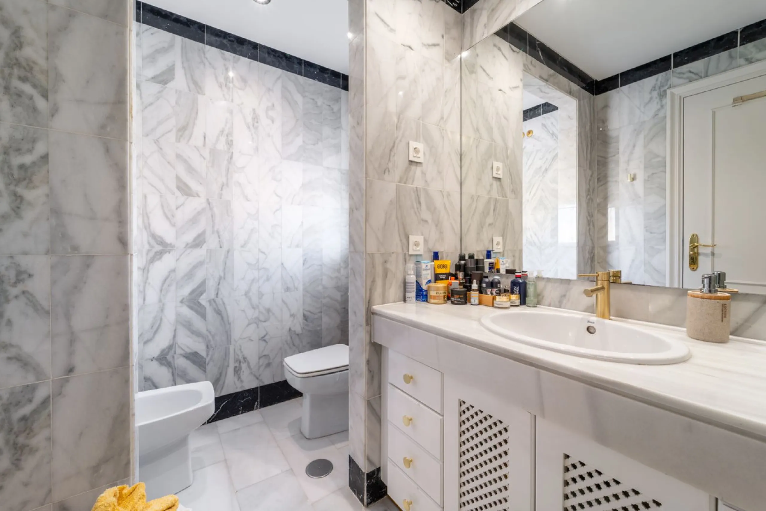 Located in the prestigious area of Nagüeles, Marbella, this elegant 3-bedroom, 3-bathroom duplex apartment occupies the first and second (top) floors of the sought-after Urb. Pueblo Bermejo, offering privacy, comfort, and an exceptional residential settin