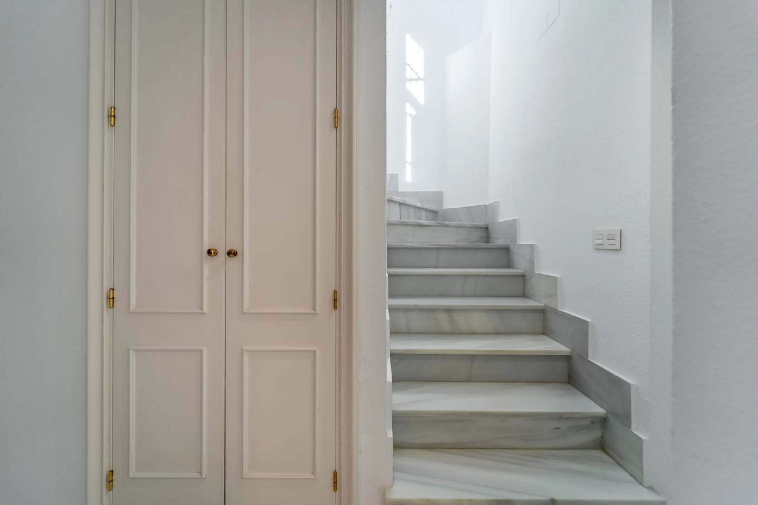 Located in the prestigious area of Nagüeles, Marbella, this elegant 3-bedroom, 3-bathroom duplex apartment occupies the first and second (top) floors of the sought-after Urb. Pueblo Bermejo, offering privacy, comfort, and an exceptional residential settin