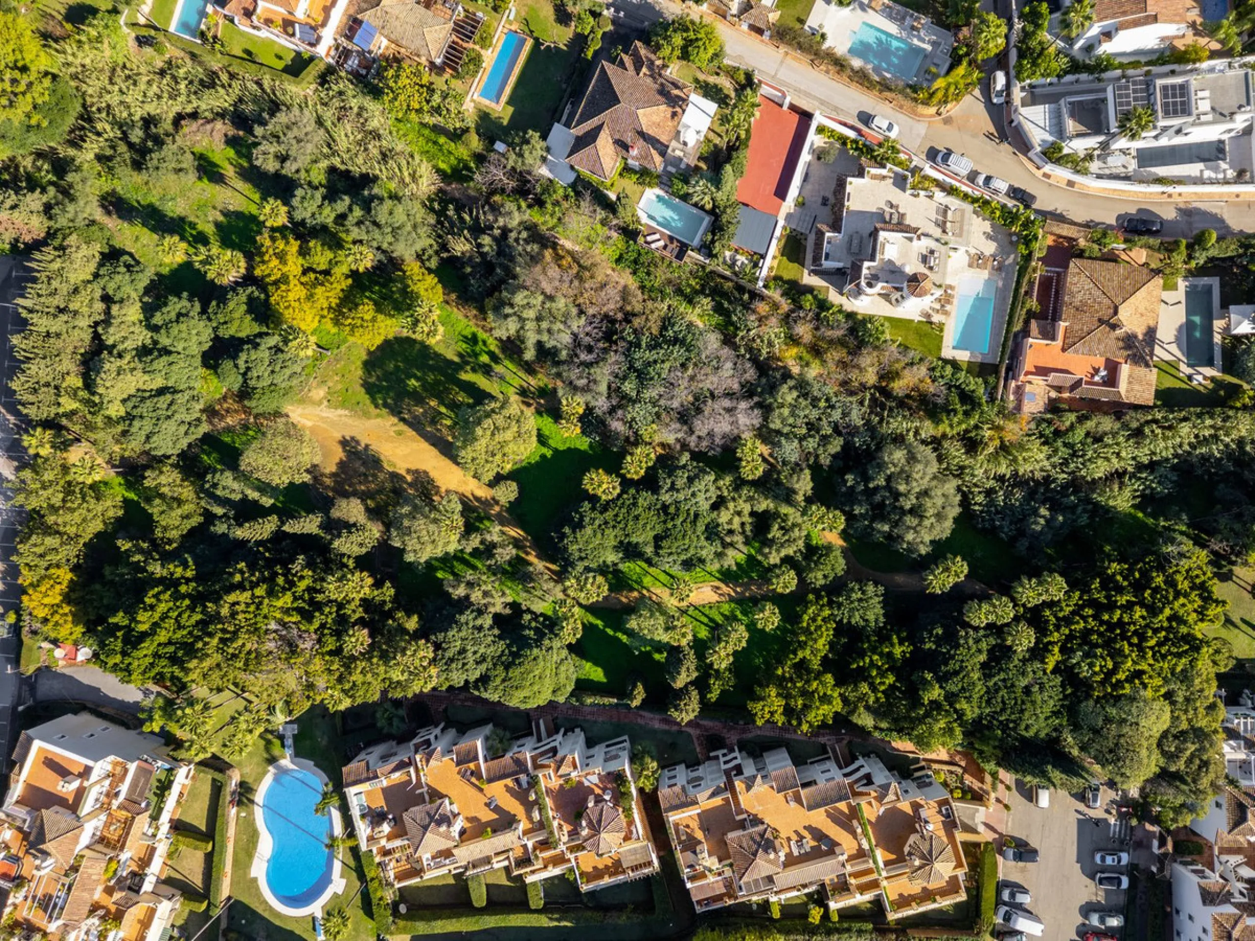 Located in the prestigious area of Nagüeles, Marbella, this elegant 3-bedroom, 3-bathroom duplex apartment occupies the first and second (top) floors of the sought-after Urb. Pueblo Bermejo, offering privacy, comfort, and an exceptional residential settin