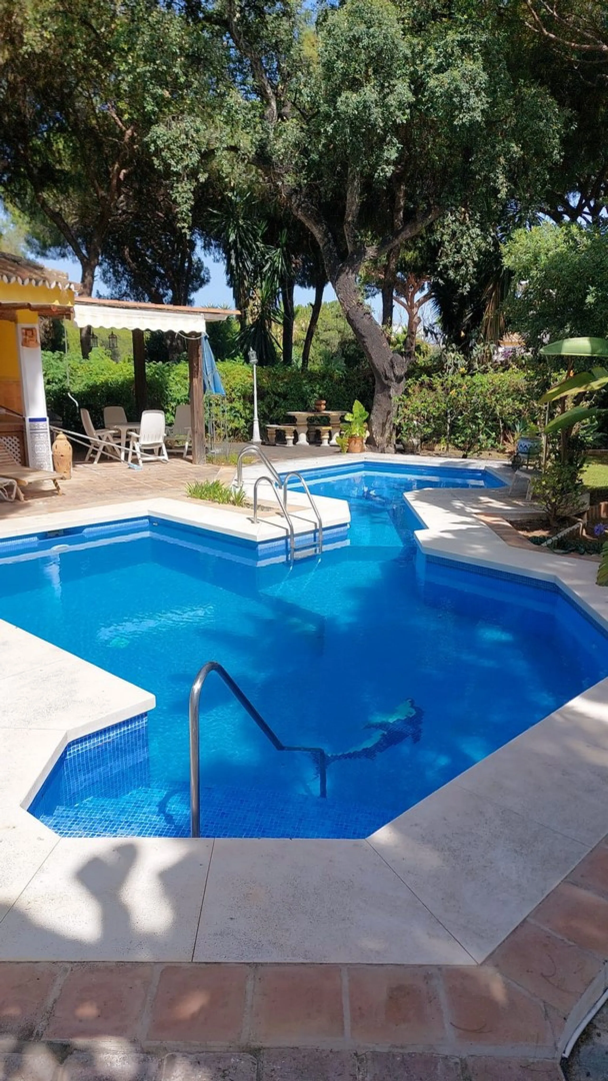 Charming south-facing villa located 400m from amenities and the beach in a prestigious area. The property boasts a large garden, swimming pool, and barbecue area, ideal for gatherings with family or friends. Its bright and spacious interior features a ful