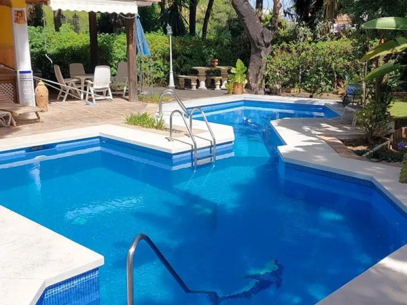 Charming south-facing villa located 400m from amenities and the beach in a prestigious area. The property boasts a large garden, swimming pool, and barbecue area, ideal for gatherings with family or friends. Its bright and spacious interior features a ful