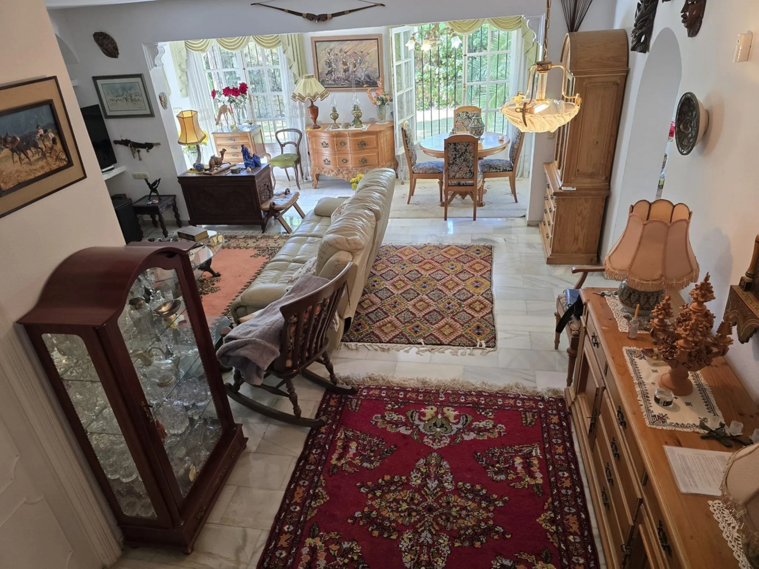 Charming south-facing villa located 400m from amenities and the beach in a prestigious area. The property boasts a large garden, swimming pool, and barbecue area, ideal for gatherings with family or friends. Its bright and spacious interior features a ful