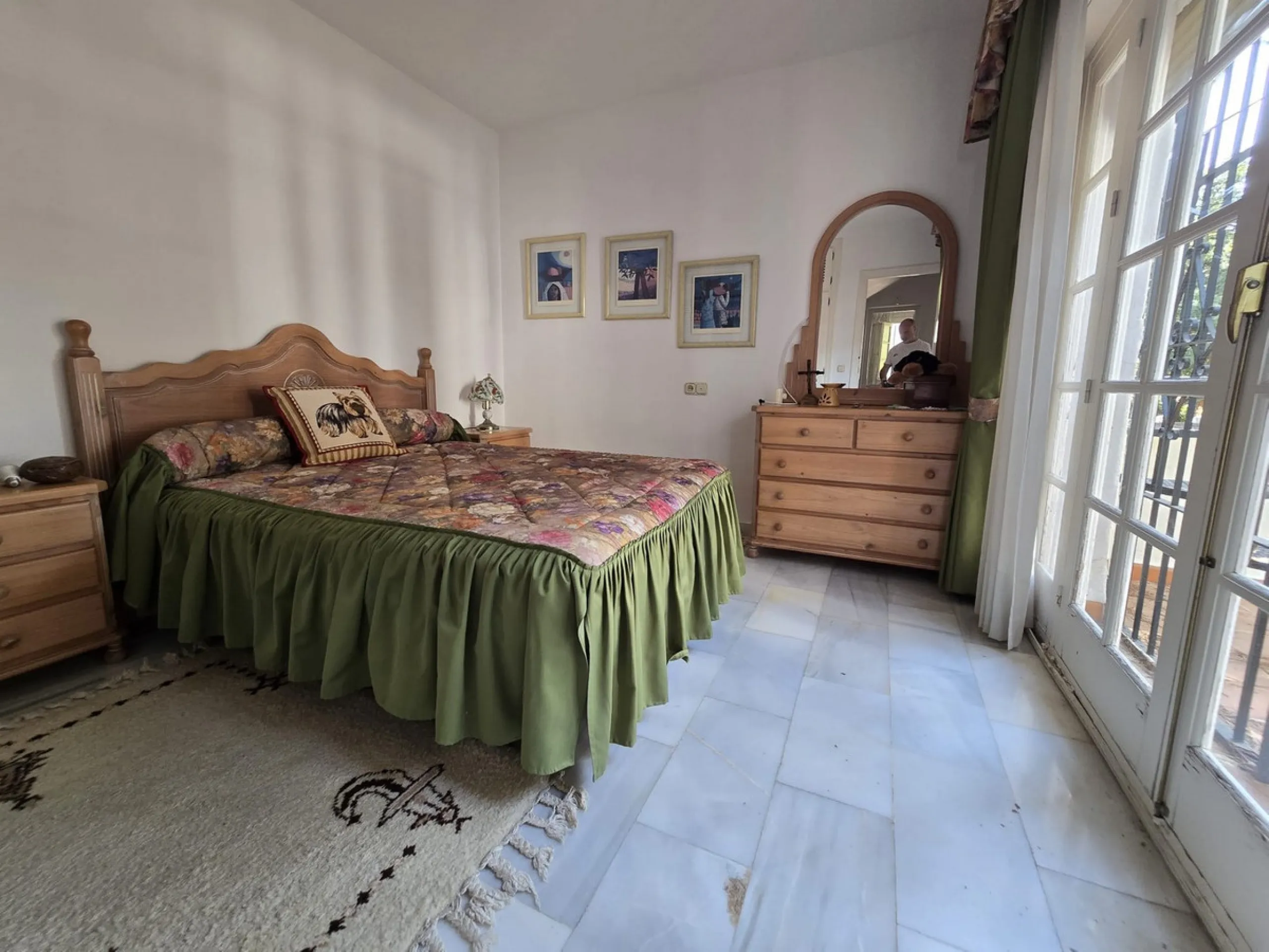 Charming south-facing villa located 400m from amenities and the beach in a prestigious area. The property boasts a large garden, swimming pool, and barbecue area, ideal for gatherings with family or friends. Its bright and spacious interior features a ful