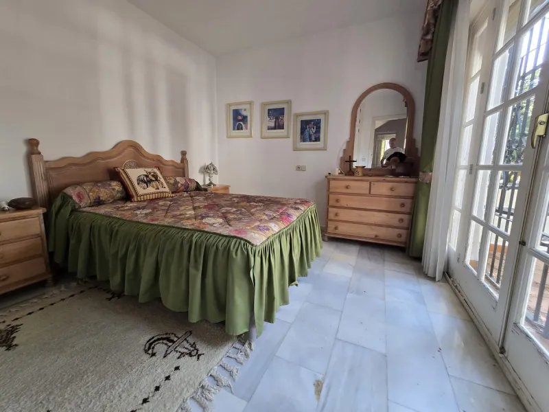 Charming south-facing villa located 400m from amenities and the beach in a prestigious area. The property boasts a large garden, swimming pool, and barbecue area, ideal for gatherings with family or friends. Its bright and spacious interior features a ful