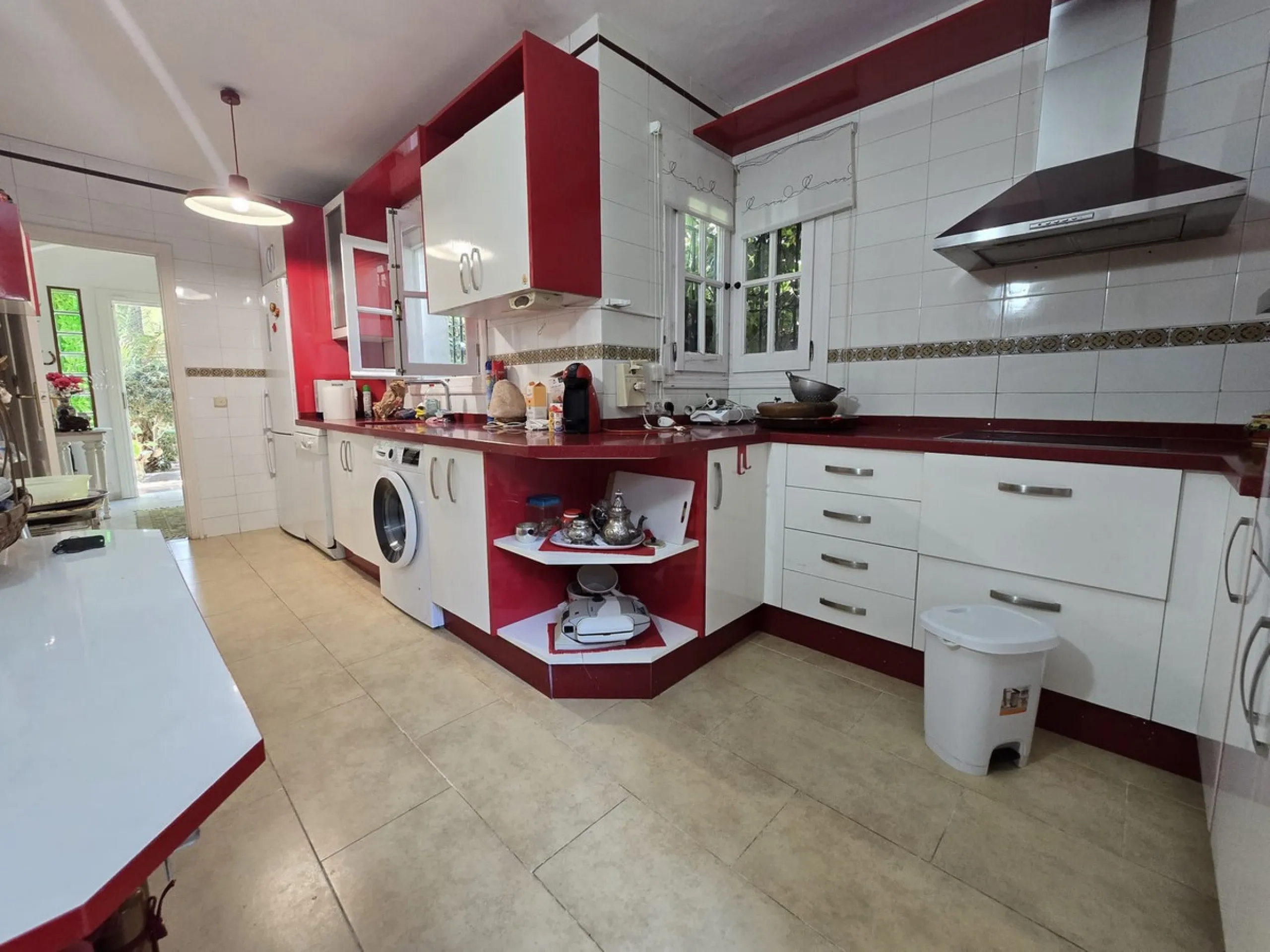 Charming south-facing villa located 400m from amenities and the beach in a prestigious area. The property boasts a large garden, swimming pool, and barbecue area, ideal for gatherings with family or friends. Its bright and spacious interior features a ful